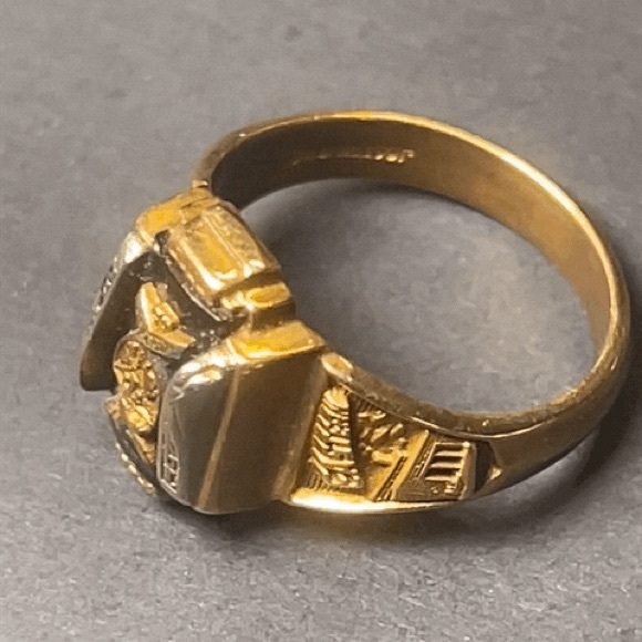 Josten 10K Emerald Eastern Eagles π¦
Class Ring π Elegant High School π« Luxury - Picture 15 of 16